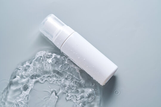 碧波蓝韵 水中化妆品瓶装产品的视觉诗意